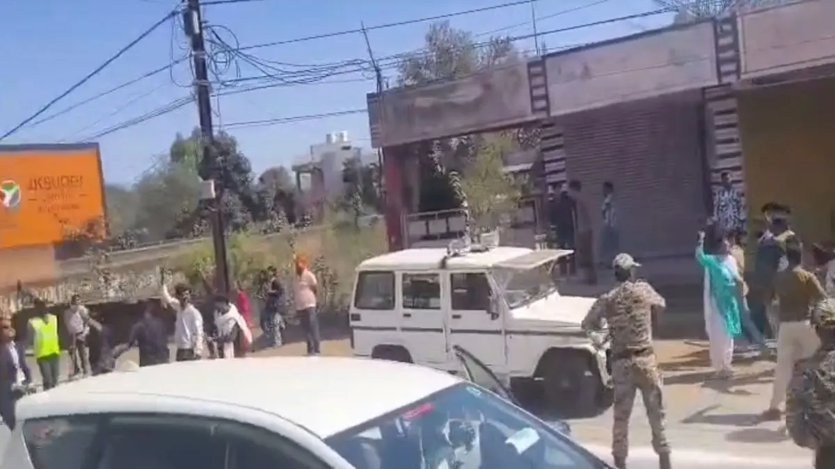 Major Security Breach as Congress Workers Confront CM Mohan Yadav’s Car with Black Flags Congress Workers Wave Black Flags, Block CM Mohan Yadav’s Convoy in Shahdol