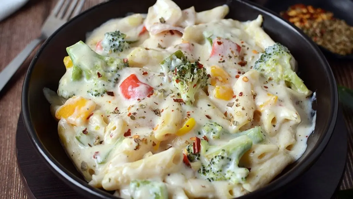 Creamy white sauce pasta