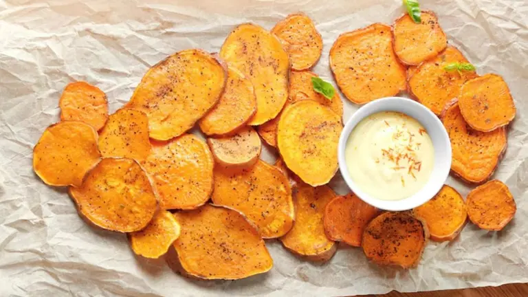 Crispy Sweet Potato Chips: कुछ ही मिनटों में बनाएं कुरकुरे शकरकंद के चिप्स, ये है सबसे आसान रेसिपी Crispy Sweet Potato Chips
