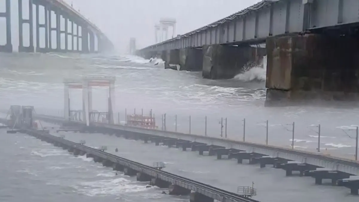 Cyclone 'Ditwah' Hits Pamban With Strong Winds, Heavy Rain and Rough Sea Conditions Cyclone 'Ditwah' Hits Pamban With Strong Winds, Heavy Rain and Rough Sea Conditions