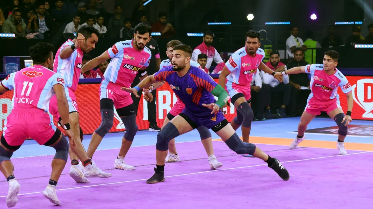 Dabang Delhi K.C. Continue Their Unbeaten Run, Jump To Third Place On The Points Table Dabang Delhi KC vs Jaipur Pink Panthers