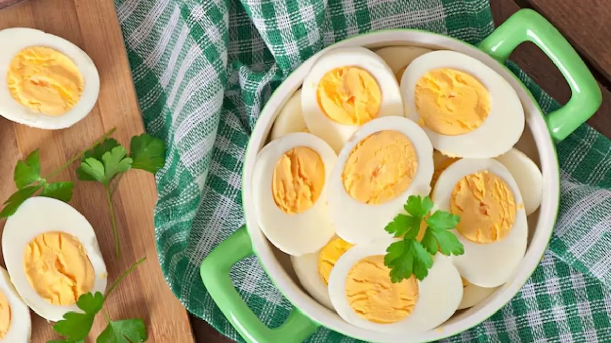 Boiled Eggs: एक दिन में कितने खाने चाहिए उबले हुए अंडे, ज्यादा खाने से क्या पड़ सकता है सेहत पर असर? daily egg intake