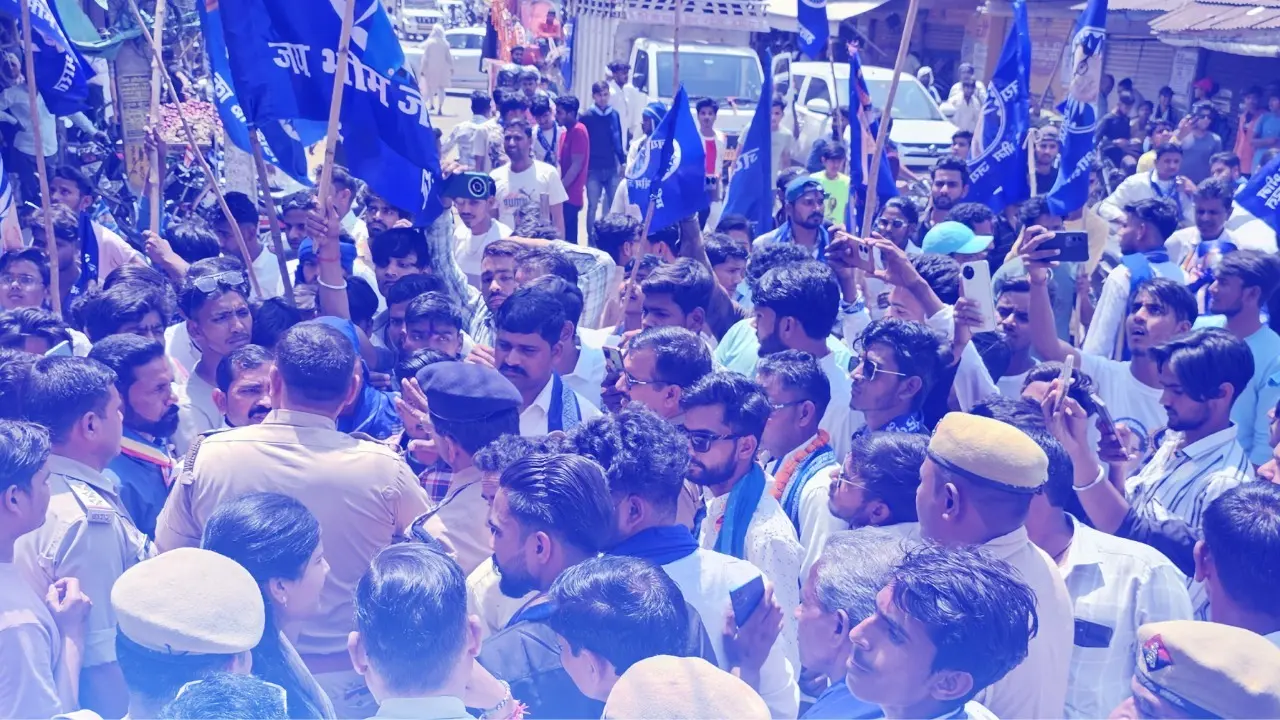 एटा में मामूली कहासुनी में दलित युवक को मारी गोली, तमंचे के साथ आरोपी गिरफ्तार; CCTV खंगाल रही पुलिस Dalit youth shot in Etah over a minor altercation