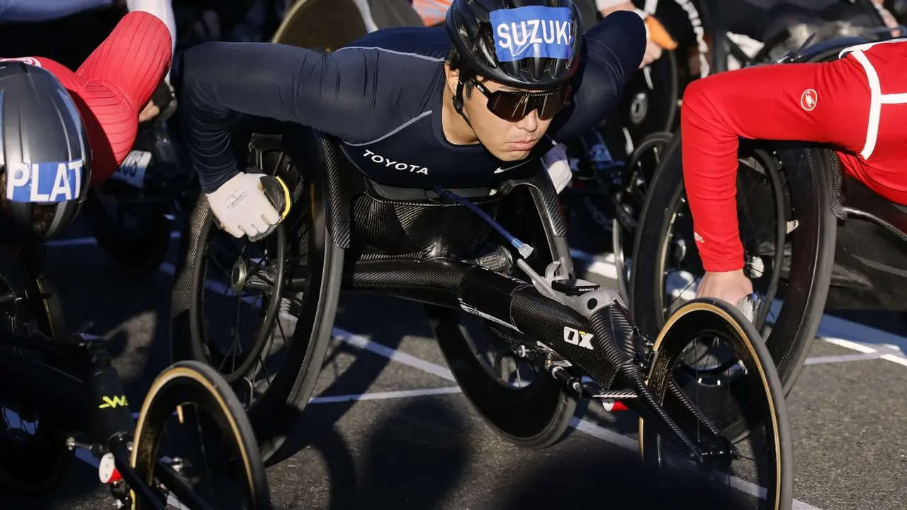 Daniel Romanchuk wins men's wheelchair race, ending Marcel Hug's 3-year streak as champion Daniel Romanchuk