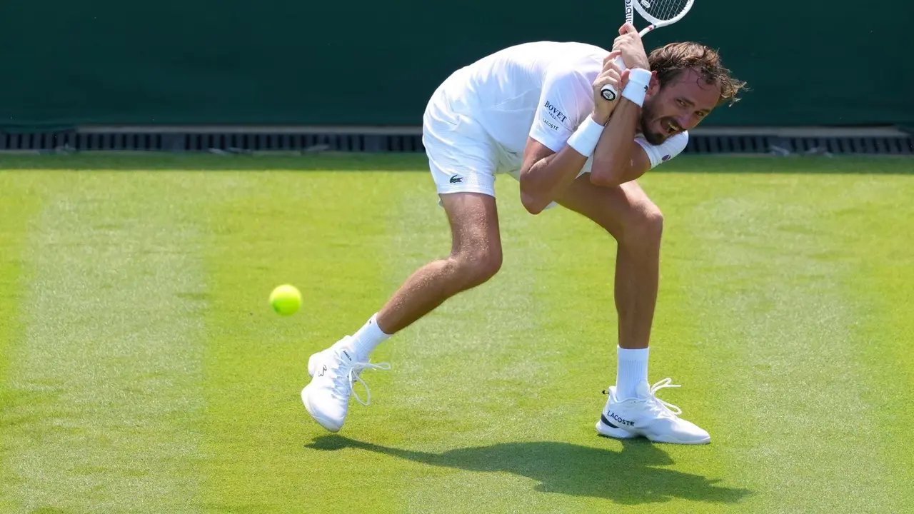 Wimbledon 2025: Daniil Medvedev Stunned by World Number 64 Benjamin Bonzi in First Round, Breaks Racquet in Anger Daniil Medvedev Wimbledon 2025
