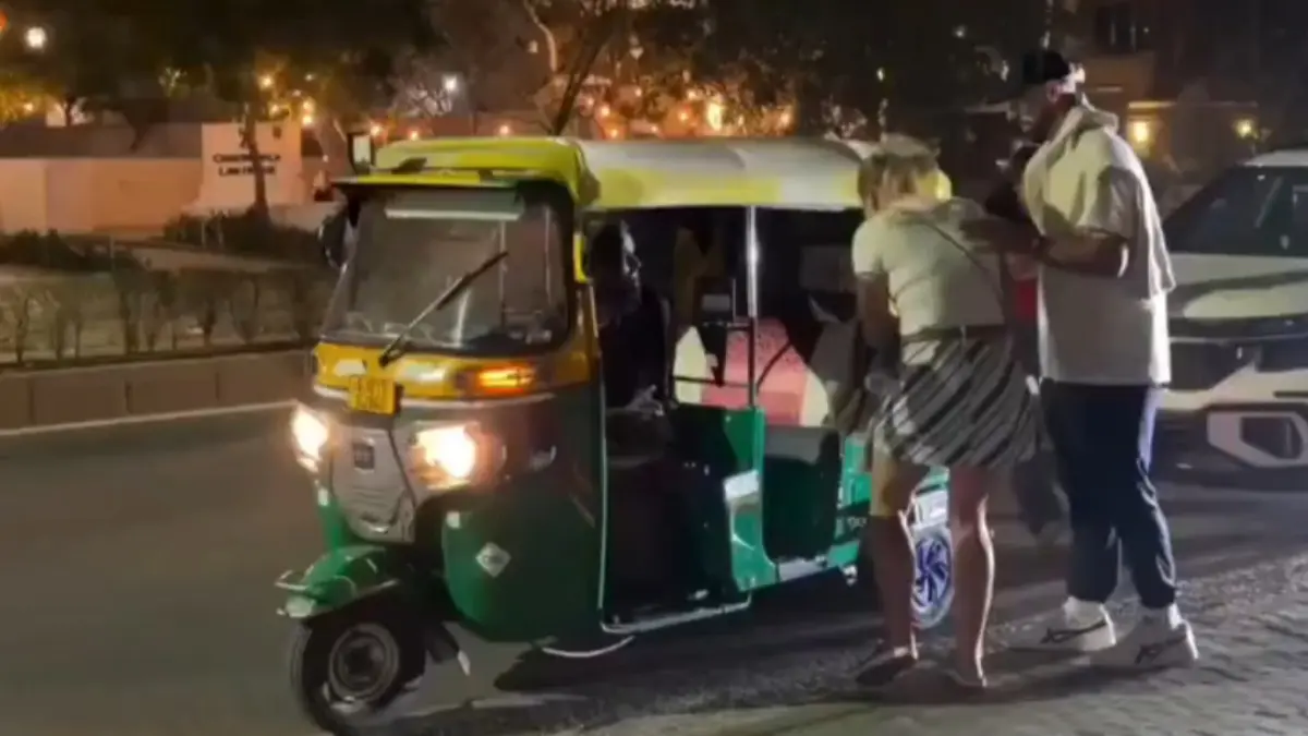 WATCH VIDEO | Daryl Mitchell Tours Streets of Ahmedabad In An Auto Rickshaw Ride With His Wife Daryl Mitchell Takes An Auto Ride In Ahmedabad