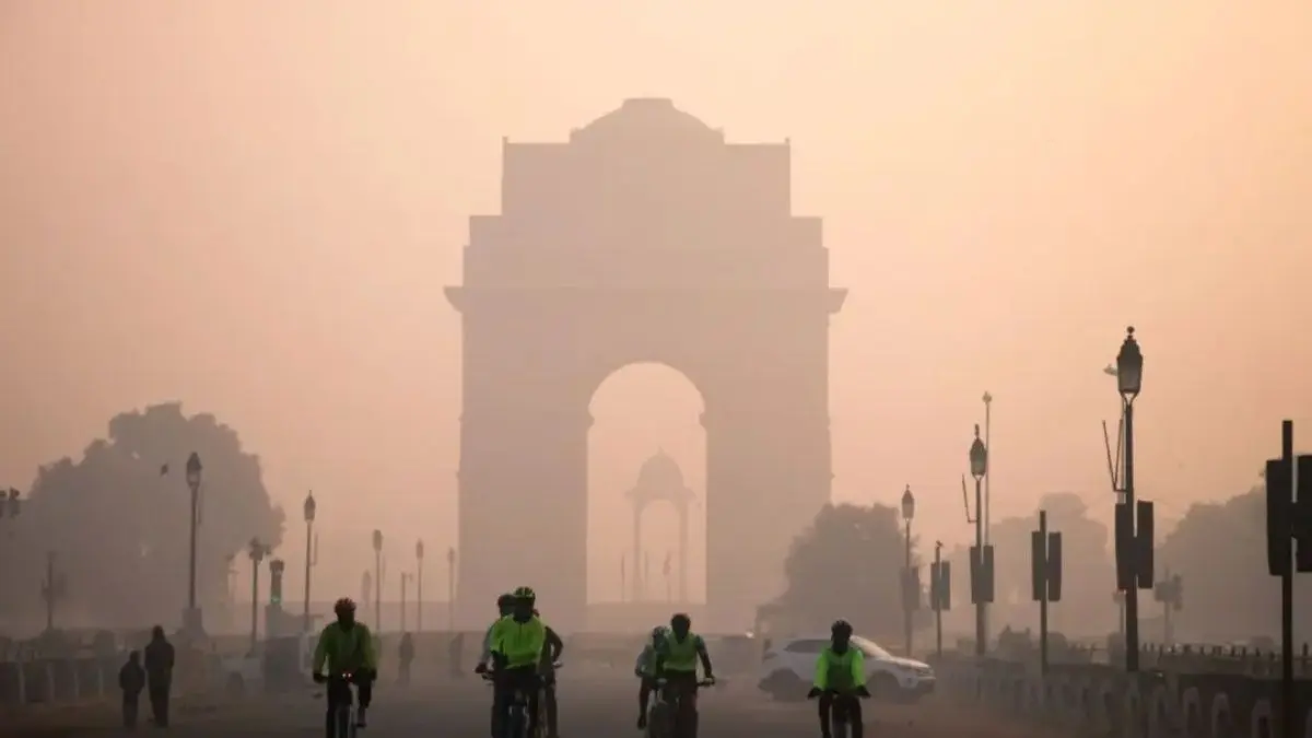 Delhi's air remains in 'very poor' category with persistent smog despite slight improvement in AQI