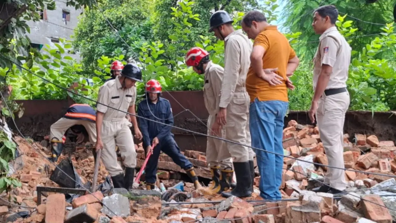 One Dead in Building Collapse in Delhi's Nabi Karim Area, Two Rescued Delhi Building Collapse