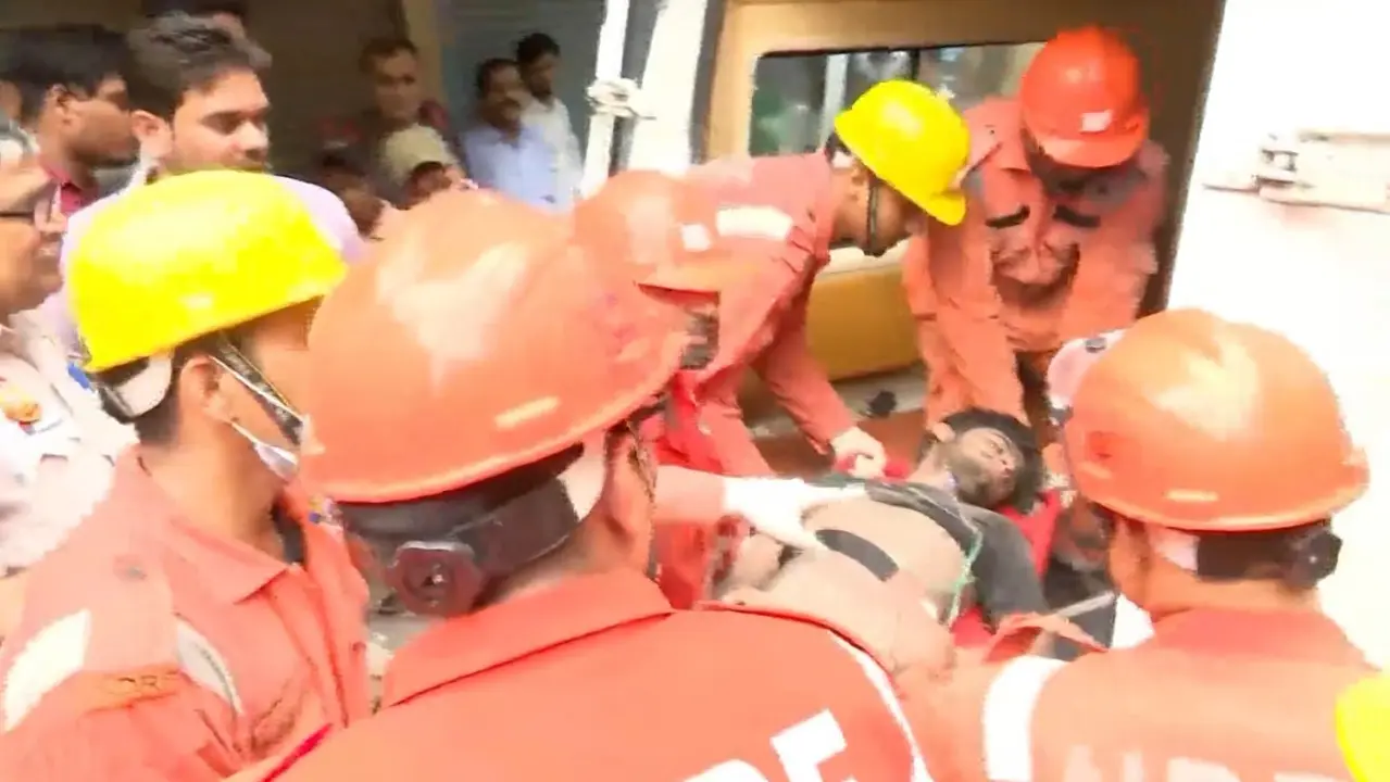 BIG BREAKING: करोल बाग इमारत हादसे में बड़ा अपडेट, एक शख्स की मौत, अबतक 12 लोग घायल Delhi Building Collapse