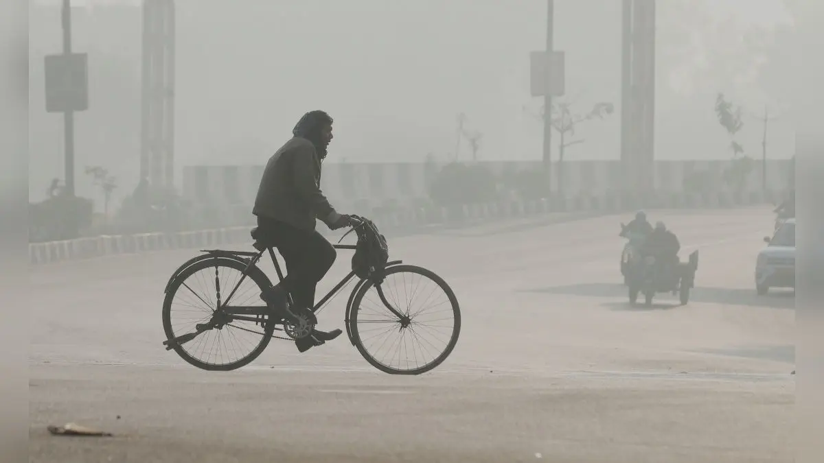 Delhi chokes as air quality deteriorates, AQI recorded at 393