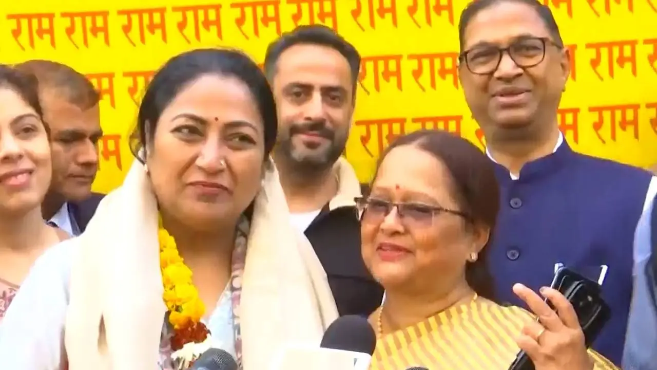 Delhi CM Rekha Gupta meets Daulat Ram College Principal Savita Roy