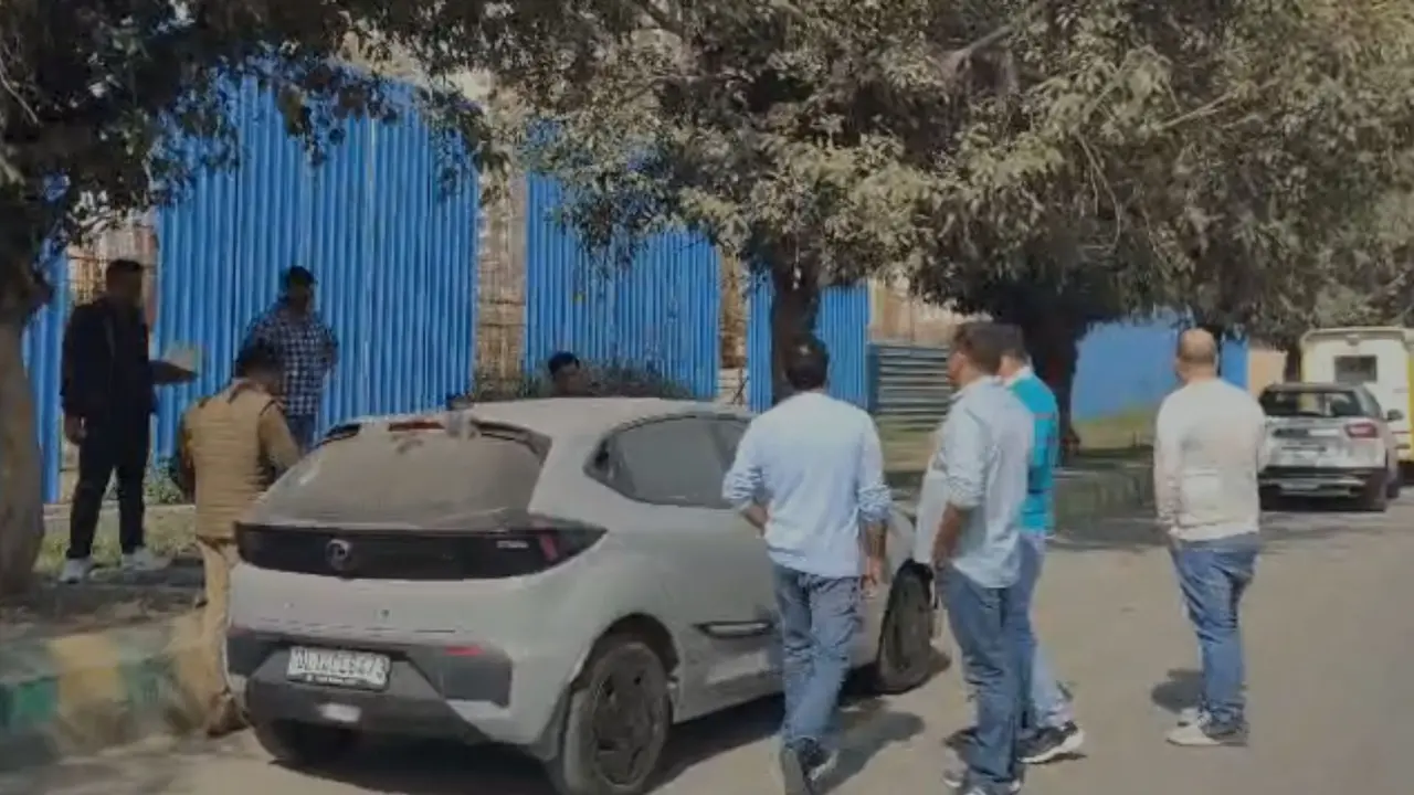 वैलेंटाइन डे पर कार में मिली लड़के और लड़की की लाश, गोली लगने से हुई मौत; नोएडा में हड़कंप Delhi Crime