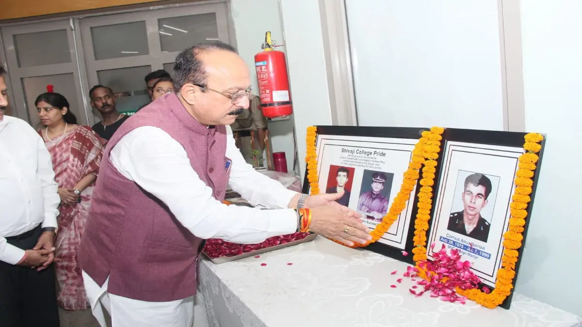 Delhi Education Minister paying tribute to the martyrs.