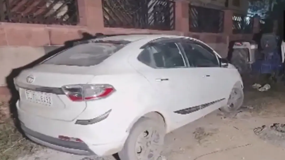 Delhi Horror: 3 Found Dead In Abandoned Car On Peeragarhi Flyover, Suicide Suspected Delhi Horror: 3 Found Dead In Abandoned Car On Peeragarhi Flyover, Suicide Suspected