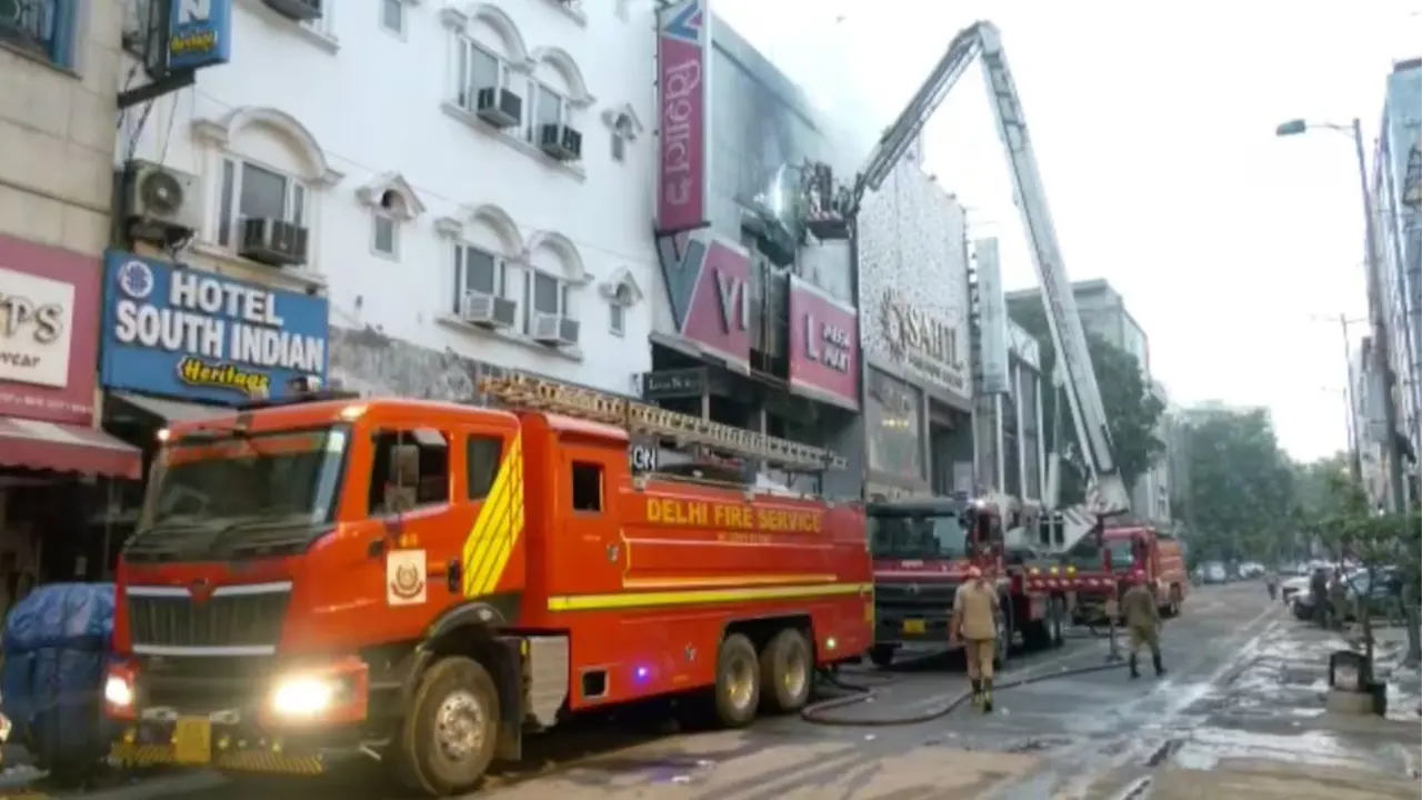 delhi karol bagh vishal mega mart caught fire one man died