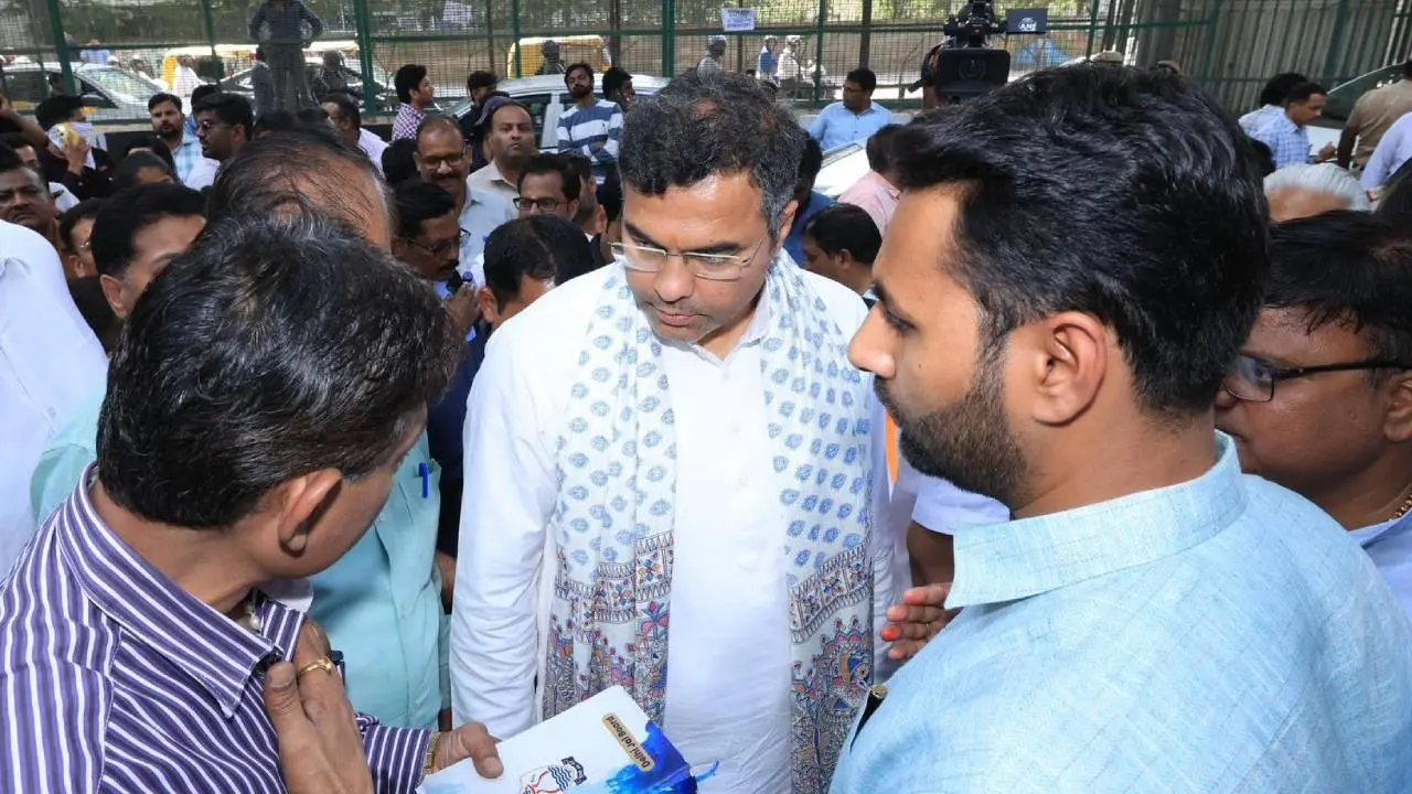 'बेहतर होगा ठीक से काम करें', नायक अवतार में मंत्री प्रवेश वर्मा; नशे में दिखा अधिकारी तो ताबड़तोड़ एक्शन, जनता गदगद Delhi Minister Parvesh Verma take action against the official