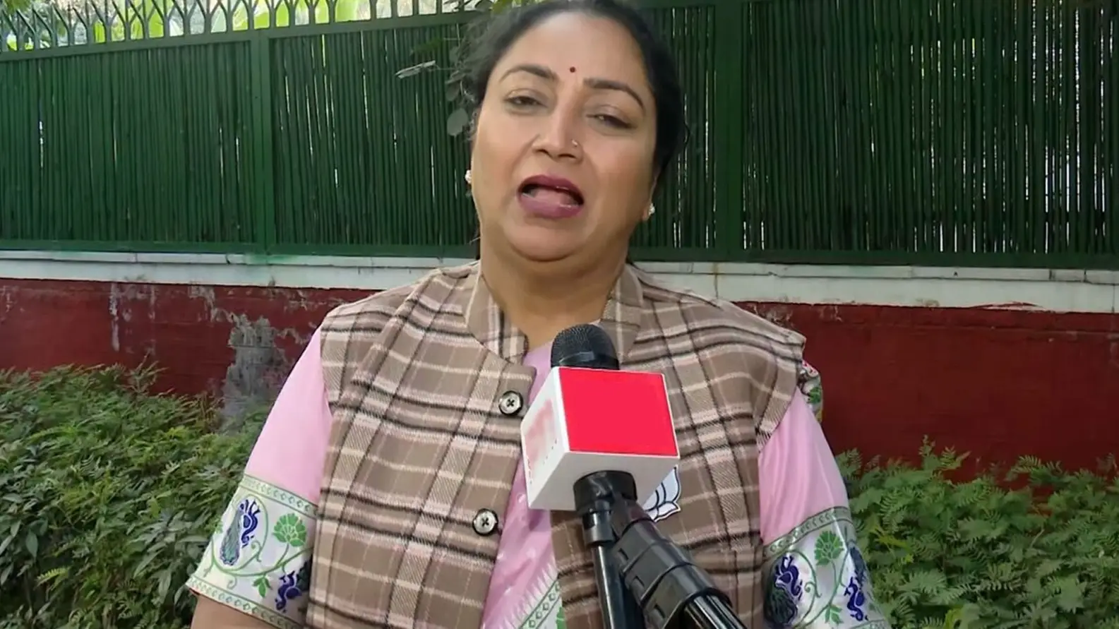 Rekha Gupta: दिल्ली की नई CM बनने पर मीडिया के सामने आईं रेखा गुप्ता
