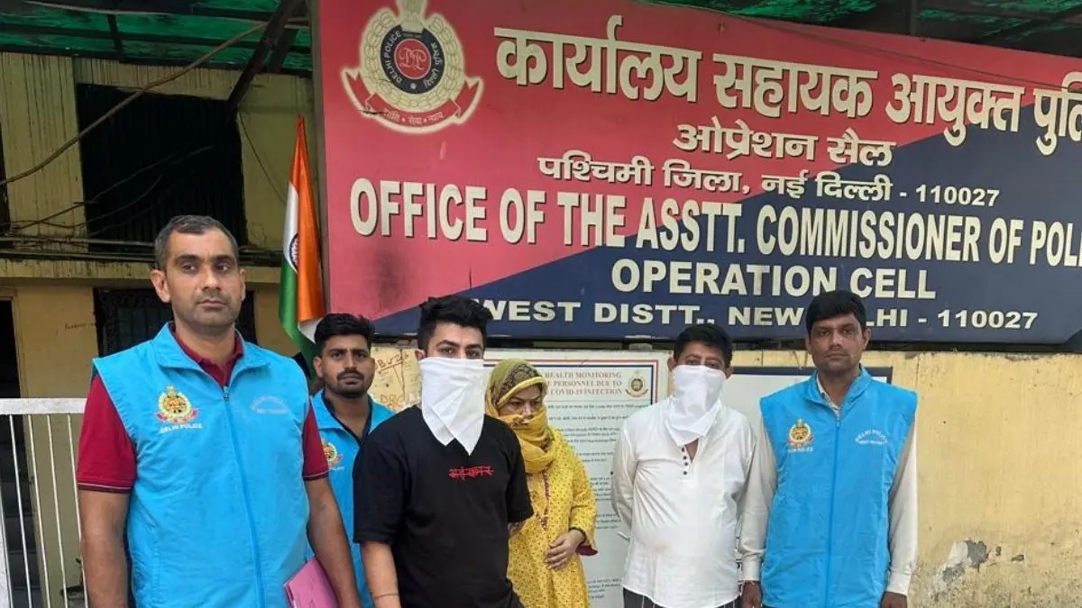 Delhi: दिवाली से पहले पुलिस की रेड, राजौरी गार्डन से 3580 KG पटाखे बरामद; मां-बाप और बेटे कर रहे थे गोरखधंधा Delhi Police