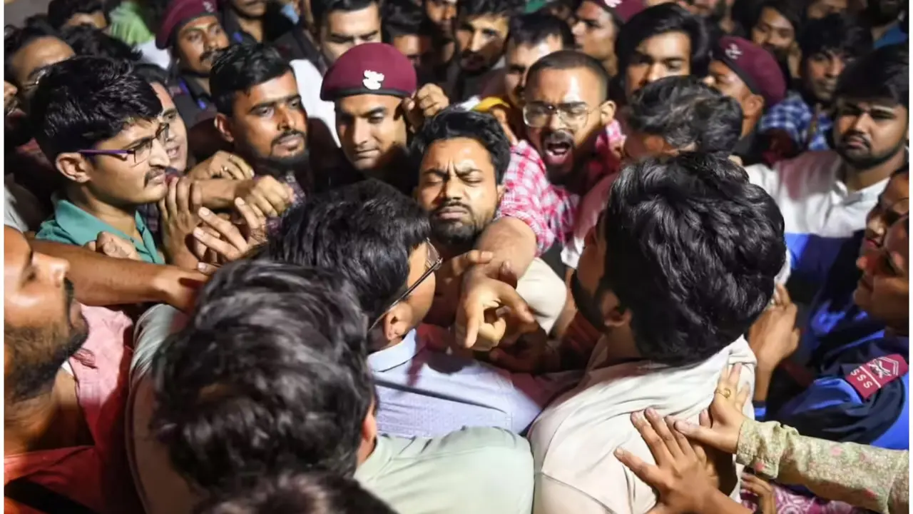 Delhi Police Detain 28 JNU Students, Including Jnusu President, During Protest March