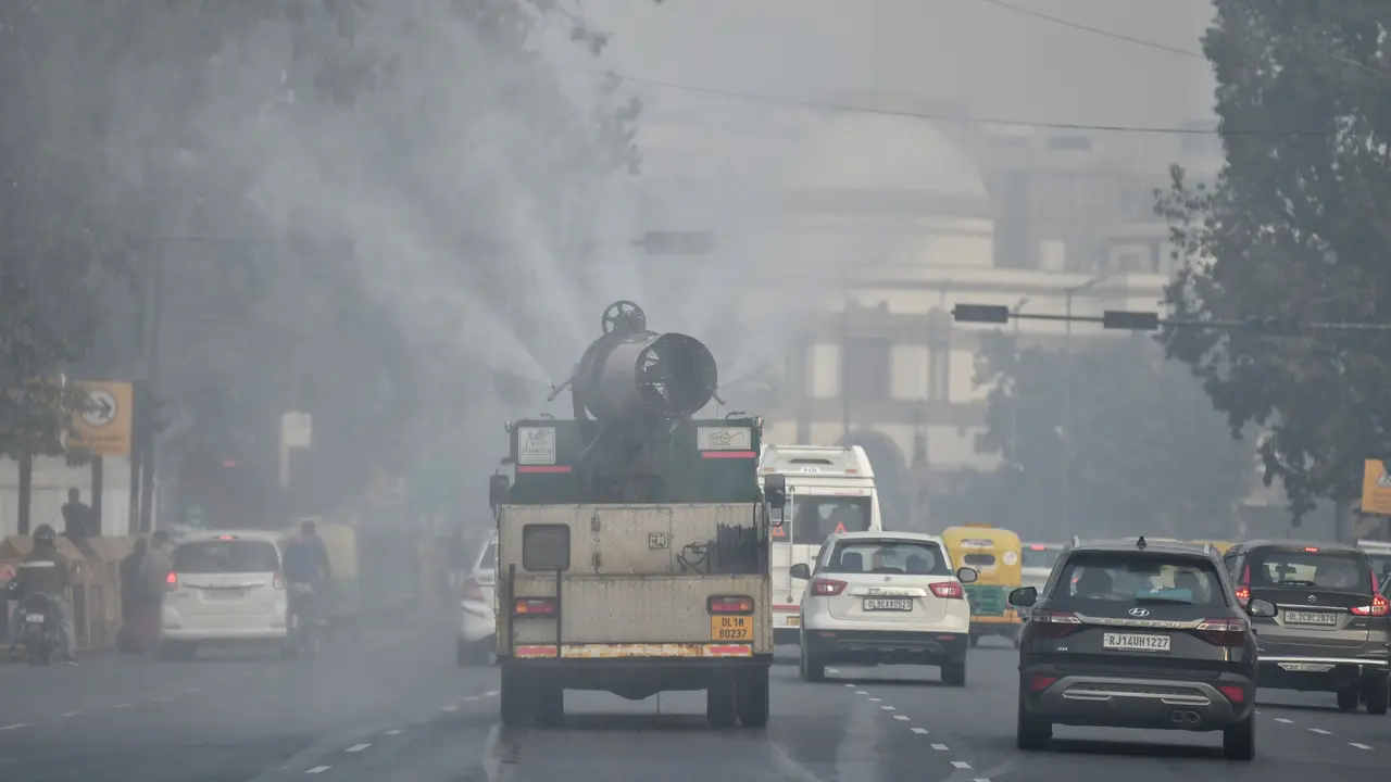 Delhi Pollution: Air Quality Dips to 'Very Poor' Category, AQI Crosses 330 Delhi Pollution: Air Quality Dips to 'Very Poor' Category, AQI Crosses 330