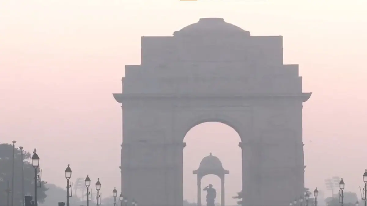 Delhi's Air Quality Remains 'Poor' at 292, Layer of Smog Covers City