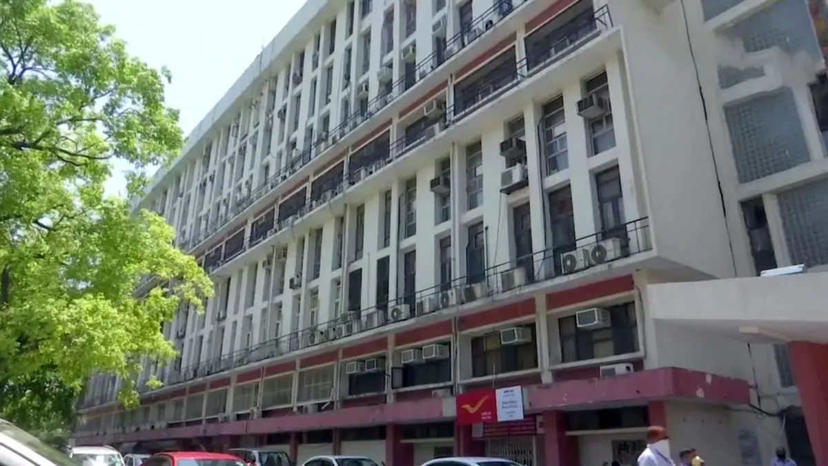 सेंट्रल सेक्रेटेरिएट सर्विस का अधिकारी दिल्ली के शास्त्री भवन से नीचे गिरा, मामले की जांच में जुटी पुलिस Delhi Shastri Bhawan