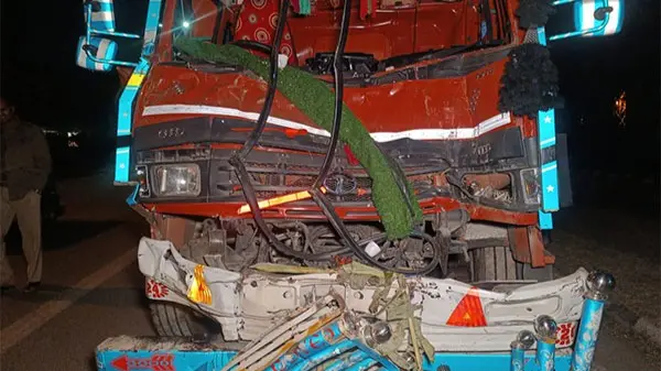 Delhi Shocker: 3 People Crushed to Death After Speeding Truck Rams into Bus in Vasant Kunj Delhi Shocker: 3 People Crushed to Death After Speeding Truck Rams into Bus in Vasant Kunj