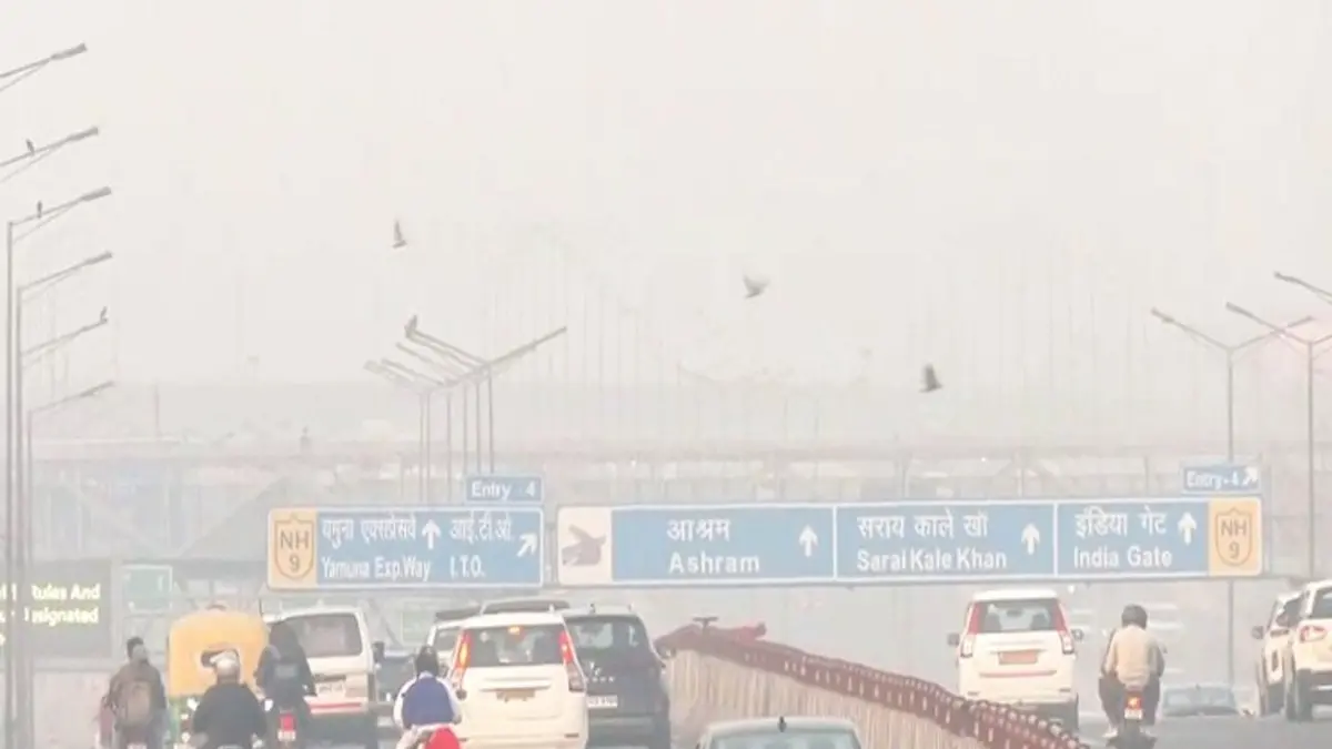 Delhi Wakes Up To Toxic Smog as AQI Hits 333, Remains in 'Very Poor' Category