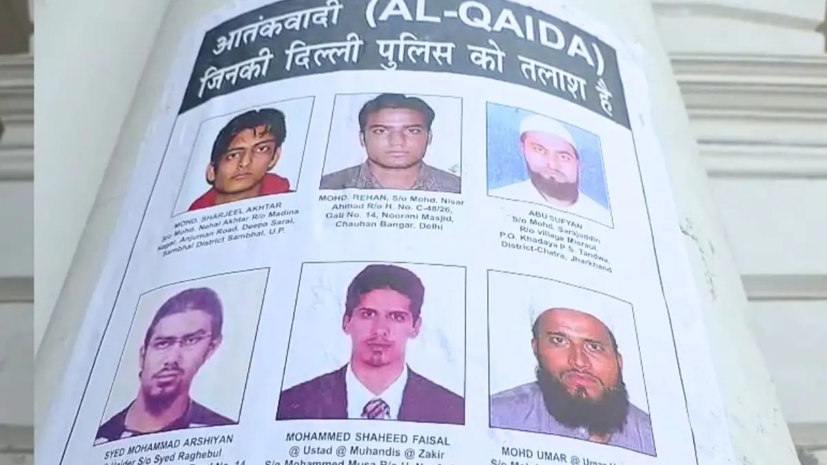 Wanted Terrorists Photo: 26 जनवरी से पहले दिल्ली में हाई अलर्ट, मेट्रो स्टेशनों और बाजारों में लगाए गए वॉन्टेड आतंकियों के पोस्टर Delhi Wanted Terrorists Posters