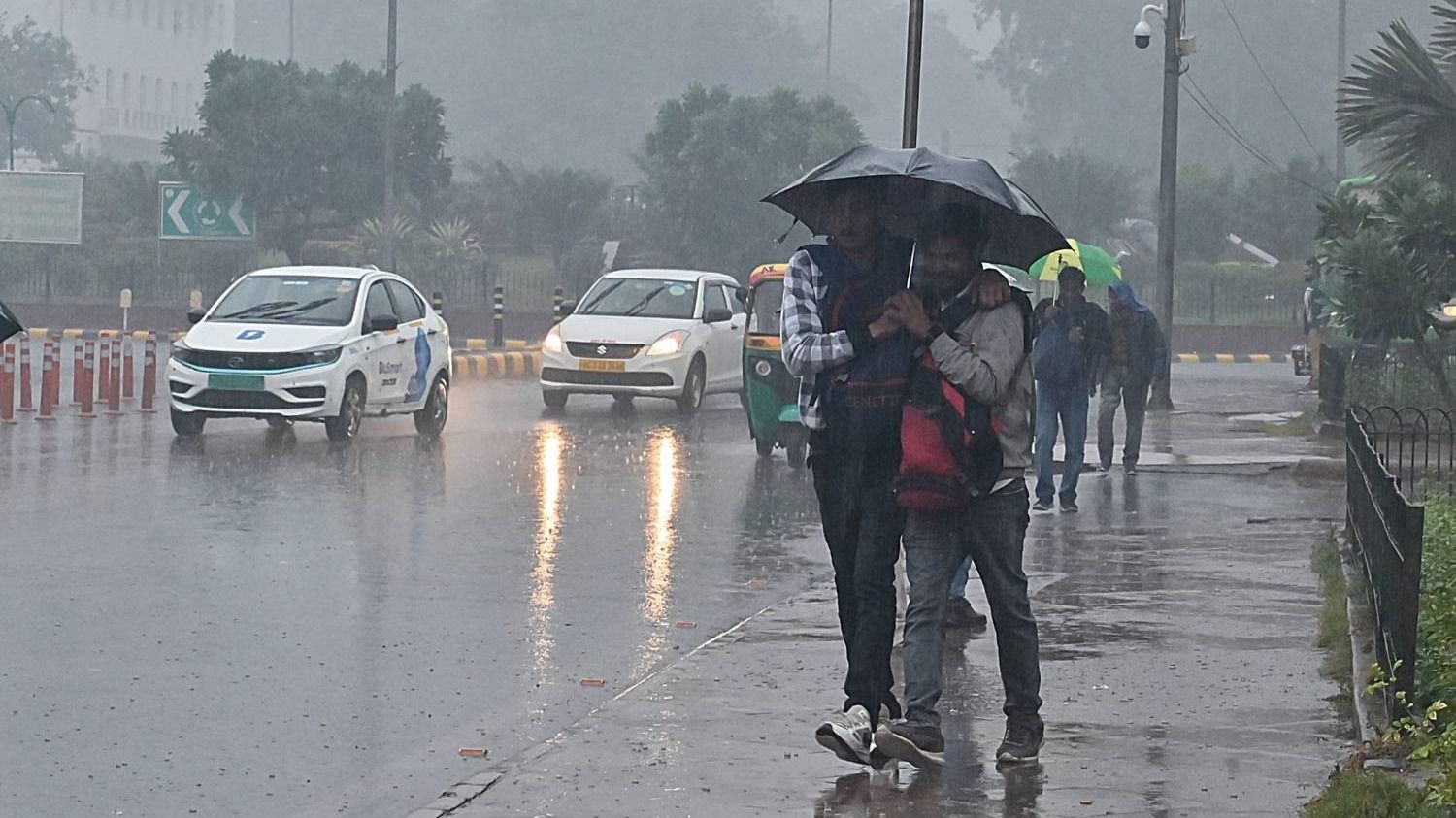 Delhi Weather Update: Light Rain, Cold Conditions, and Train Delays Due ...