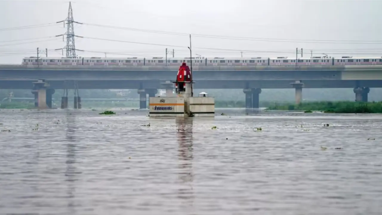 delhi yamuna river flood situation water level crossed danger mark