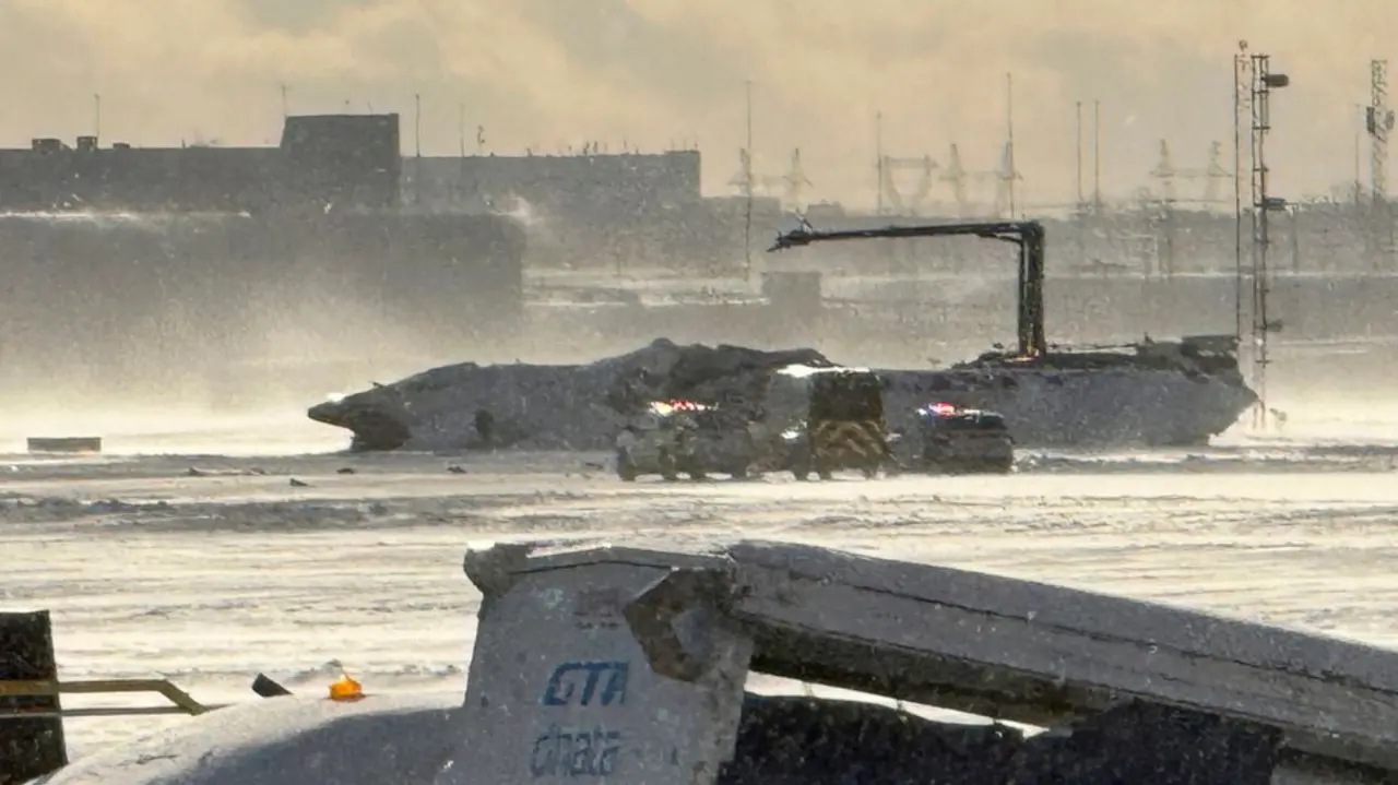 Delta Airline Plane Flips Upside Down on Landing at Toronto Airport, 17 Injured Delta Airlines Plane Crash 17 Injured