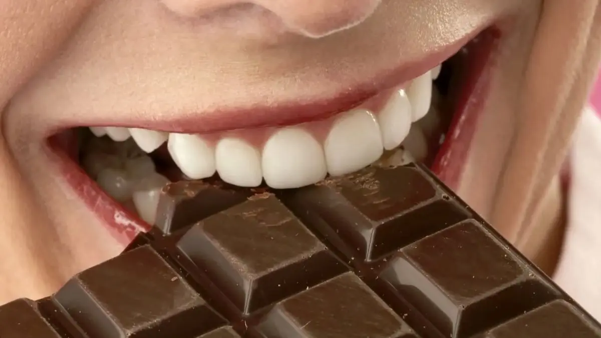 Teeth Health: ऐसी 6 चीजें जो दांतों के लिए लगती हैं खराब, लेकिन असल में ओरल हेल्थ के लिए हैं फायदेमंद, चॉकलेट से लेकर अचार तक शामिल Dental health tips