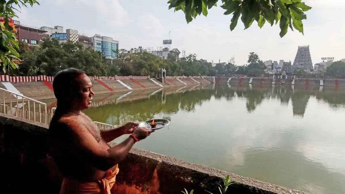 Devotees Pay Tributes in Rameswaram's Agnitheertham Sea on 'Thai Amavasai' Devotees Pay Tributes in Rameswaram's Agnitheertham Sea on 'Thai Amavasai'