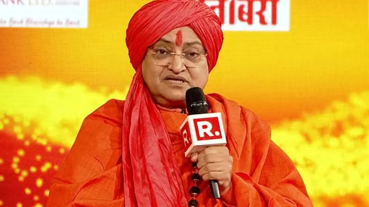 R.Bharat के सनातन सम्मेलन में आध्यात्मिक गुरु उमाकांतनंद सरस्वती जी महाराज ने धर्म और सनातन पर दिया गहन संदेश, कहा- 'दोनों अलग-अलग हैं' dharam guru Umakantananda Saraswati Ji Maharaj republic bharat sanatan sammelan