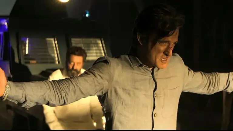 ओपनिंग वीकेंड में 100 करोड़ क्लब में पहुंची Dhurandhar? डे 3 पर तोड़ा बॉक्स ऑफिस मीटर, War 2 को चटाई धूल Dhurandhar movie is directed by Aditya Dhar and is based on the Lyari gang war in Karachi