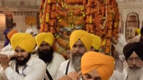 Diljit Dosanjh Offers Prayer At Gurudwara | Republic World