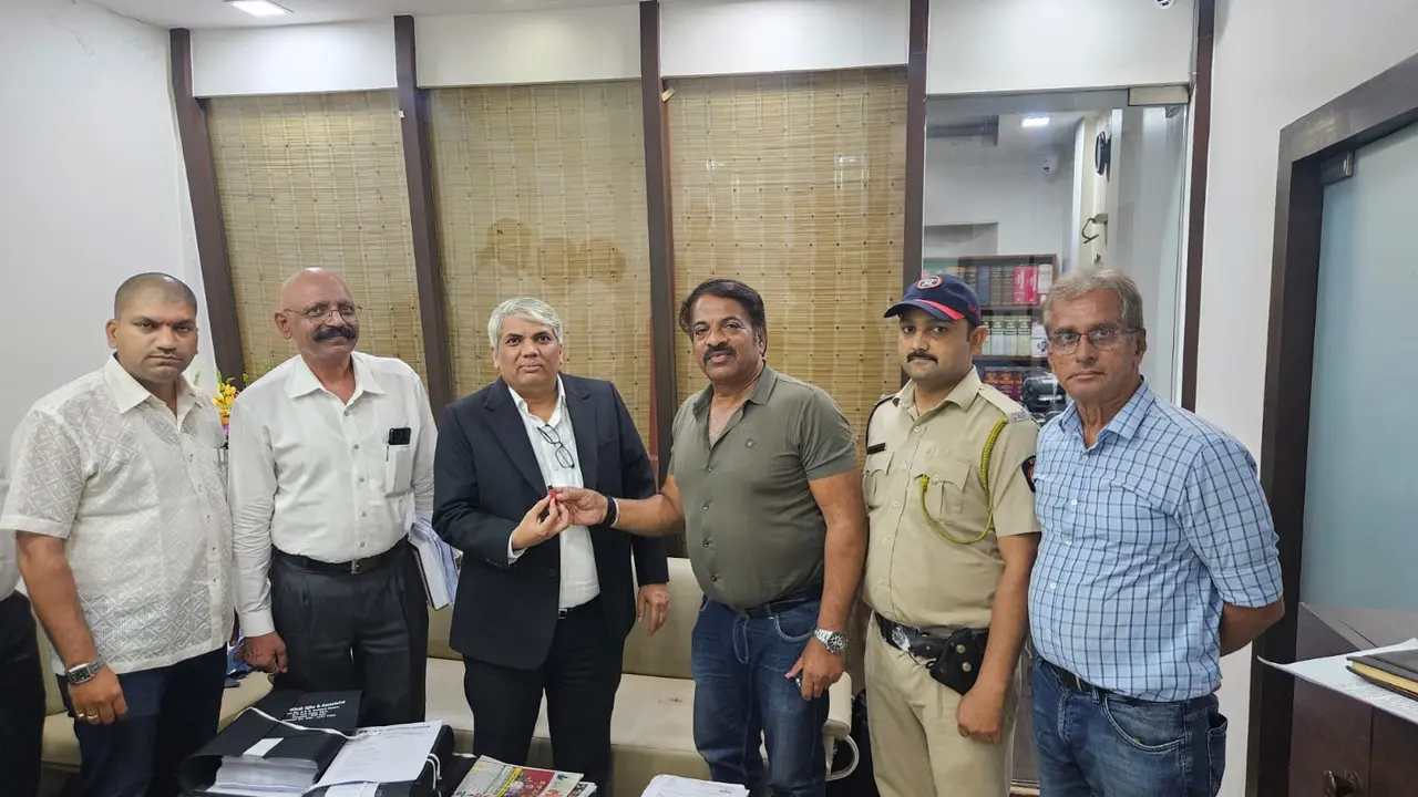 Disha Salian's father with former Mumbai cops meets advocate Nilesh Ojha