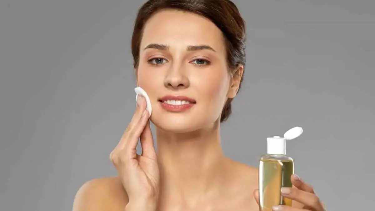 DIY Face Toner: घर पर रखी चीजों से बनाएं फेस टोनर, झुर्रियों से मिलेगा छुटकारा; मिलेगी चमकदार स्किन DIY Face Toner