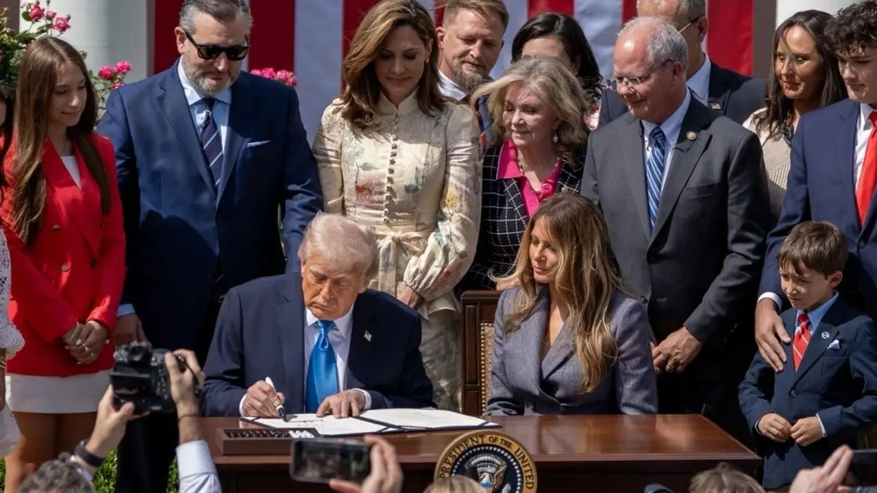 Donald Trump and melania trump signed Revenge Porn