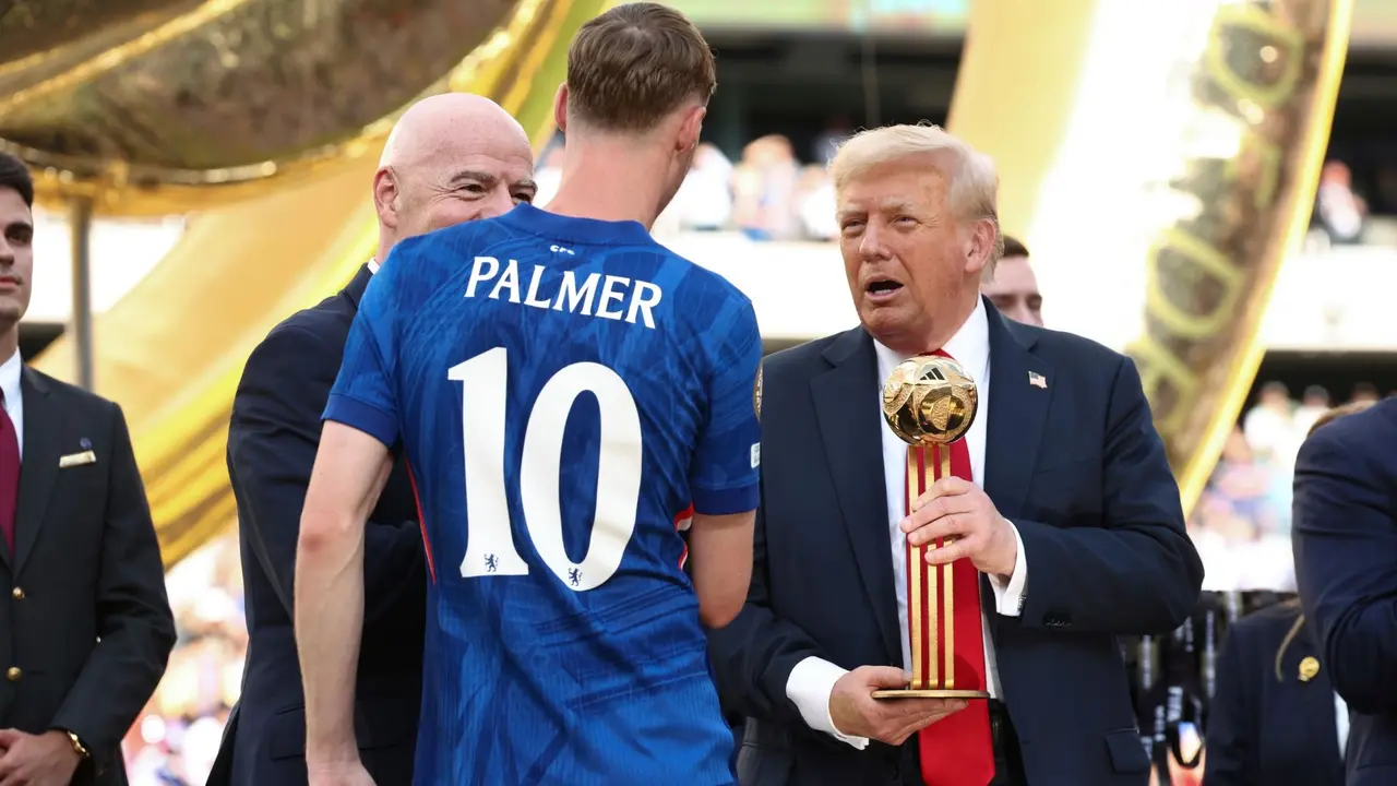 Chelsea Star Cole Palmer Left 'Confused' by Donald Trump at FIFA Club World Cup 2025, Reveals What US President Told Him Donald Trump presents Chelsea's Cole Palmer with the golden ball trophy