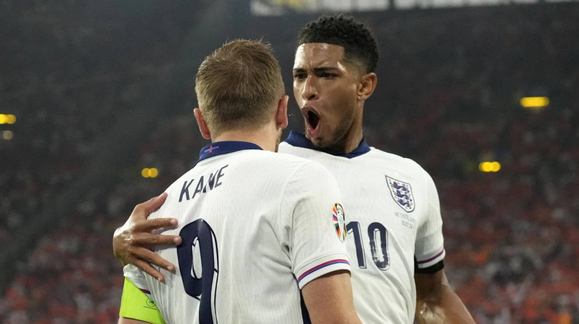 Harry Kane celebrates with Jude Bellingham