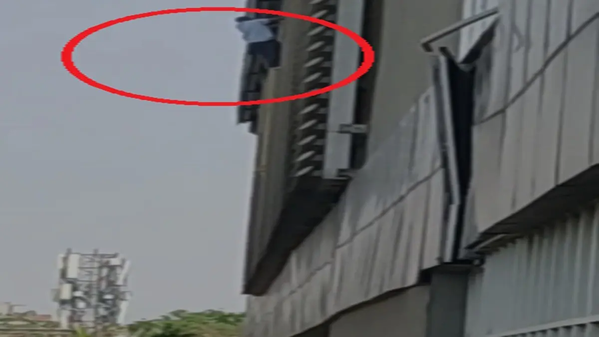 Dramatic Scenes at #DelhiMetro: Man Jumps After Clinging to Mayur Vihar Station for an Hou