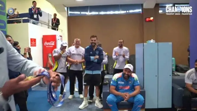 Virat Kohli IGNORED; Ravi Shastri Gives 'Dressing Room BTS' Best Fielder Award to Shreyas Iyer After IND Beat AUS | WATCH Dressing Room BTS | Fielder of the Match