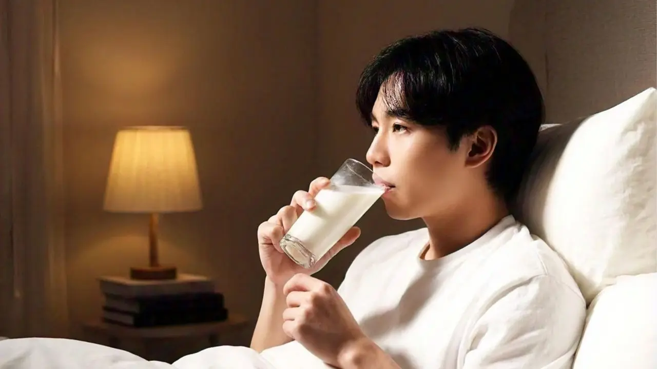 रात में सोने से पहले पुरुष दूध में मिलाकर पिएं ये चीज, दिखेगा चौंकाने वाला फायदा drinking milk at night
