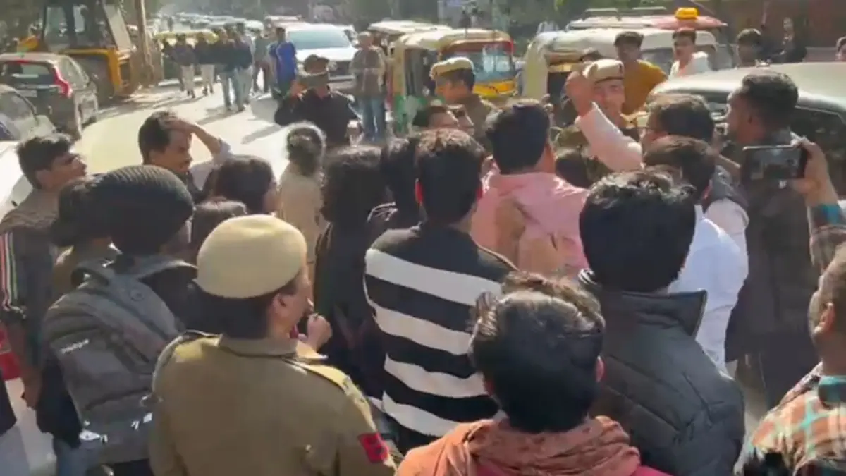 DU Protest Over UGC Turns Violent As Left-Wing And Right-Wing Students Clash DU Protest Over UGC Turns Violent As Left-Wing And Right-Wing Students Clash