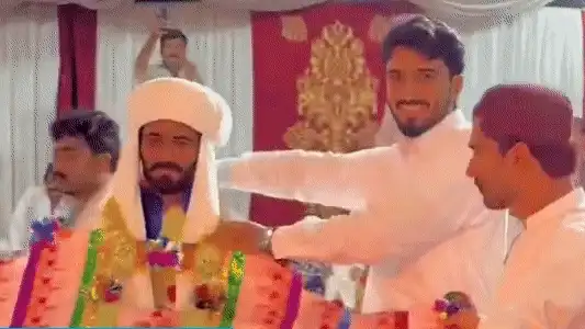 Pakistani Groom Wears 30-Foot Garland at Wedding, Internet Asks: Where Will the Bride Sit? Pakistani Groom