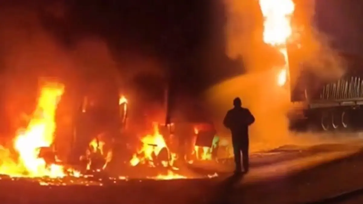Jharkhand: दुमका में गैस लाइटर लदे ट्रक और ट्रेलर में टक्कर के बाद लगी भीषण आग, चपेट में आई कई गाड़ियां, एक की मौत की आशंका; कई घायल Dumka Truck Fire