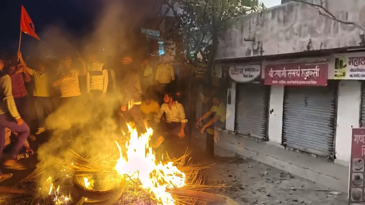 Duo Hurls Chilli Powder, Abducts 21-Year-Old Woman in Front of Family In Pune; Angry Villagers Block Highway Duo Hurls Chilli Powder, Abducts 21-Year-Old Woman in Front of Family In Pune; Angry Villagers Block Highway