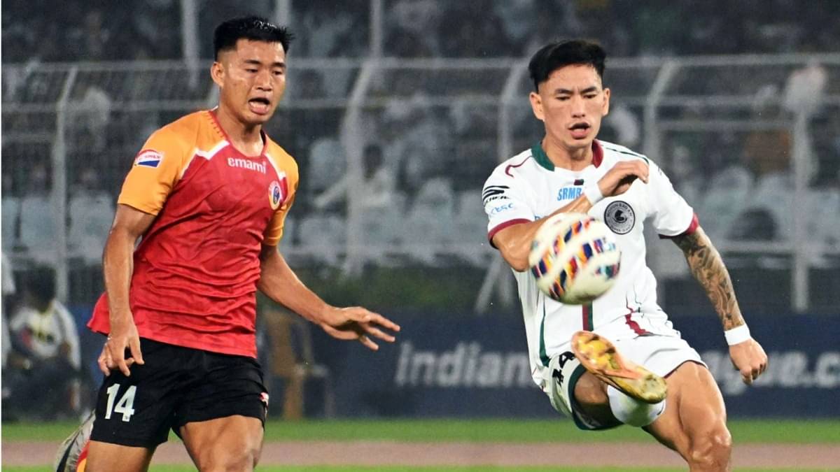 East Bengal FC and Mohun Bagan SG players in action